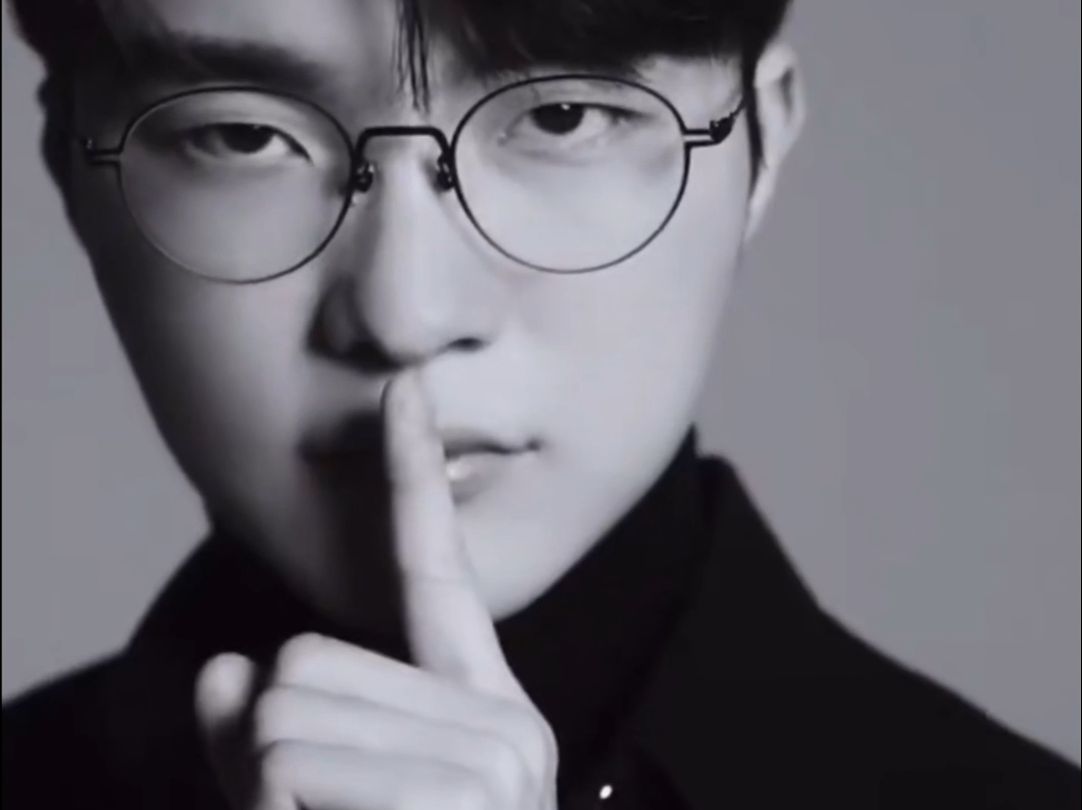 罗云熙与LPL四支出征队伍合照：LPL加油出征顺利，等凯旋！