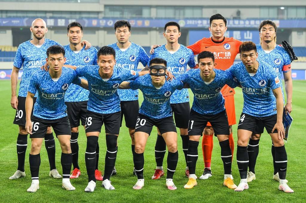 汤圆狼母梦孔大家齐不如玩滑板鞋，加入时代青年联盟TT来击败 Royal Never Give Up